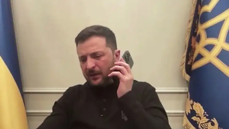 Zelenski'nin Basın Toplantısında Merak Uyandıran Macron Telefonu