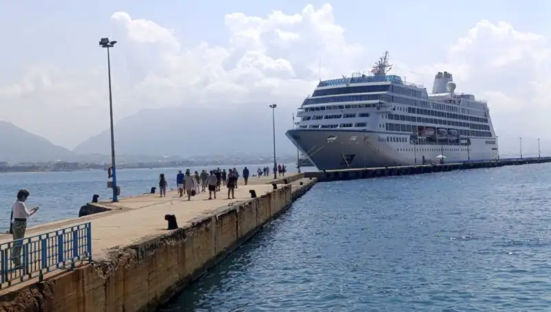 Alanya'da Tarihi Bir An: ABD'li Turistler Kruvaziyerle Geliyor!
