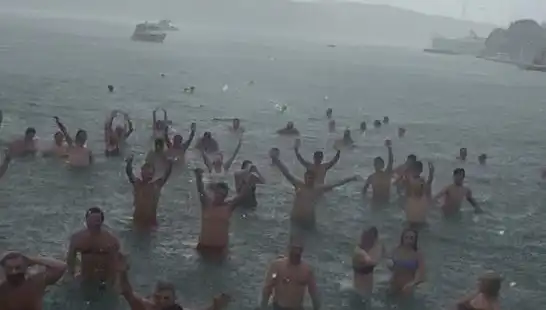İstanbul Bebek'te Yağmura Rağmen Denize Giren Cesur Kalabalık