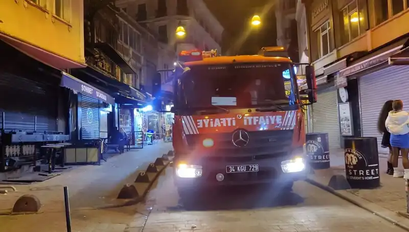 Beyoğlu'nda Asansör Boşluğuna Düşen Müşteri Hastaneye Kaldırıldı