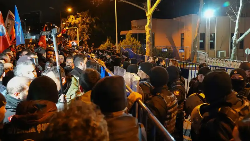 Ekrem İmamoğlu Protestoları: 16 Polis Yaralandı, 53 Gözaltı!
