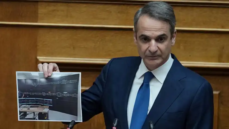 Yunanistan'da Olaylı Günler: Miçotakis'in Hükümeti Protestolarla Sarsılıyor
