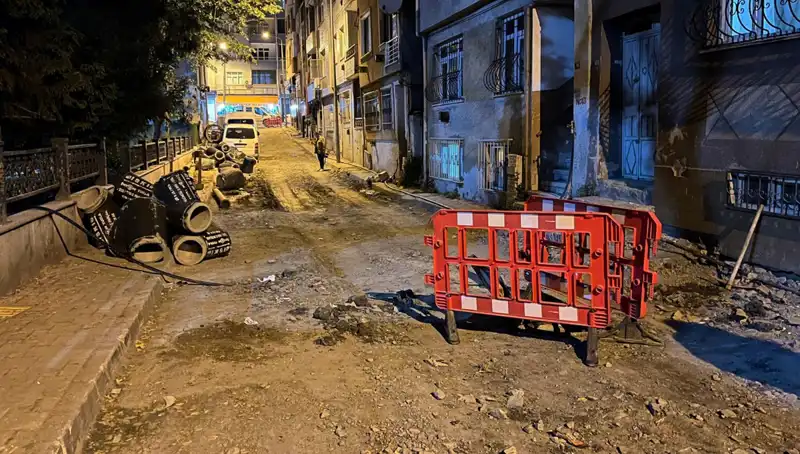 Bayrampaşa’da Altyapı Çalışması Sırasında Patlayan Rögar Kapağı Korkuttu