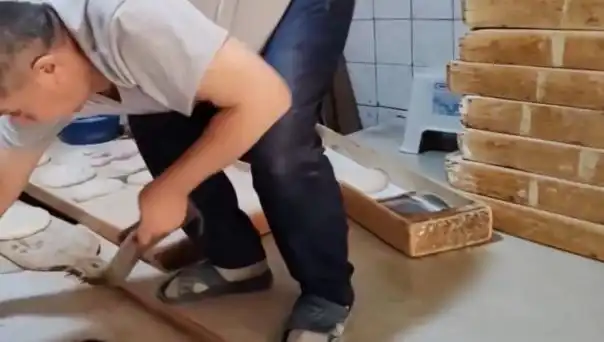 Pide Fırınında Şok Ceza: Terlikle Tezgaha Basan İşyeri 105 Bin TL Ödeyecek!