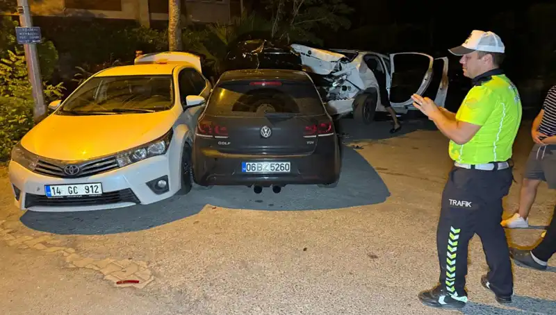 Alkollü Sürücü, Sokağı Kargaşaya Boğarak Üç Araca Çarptı!