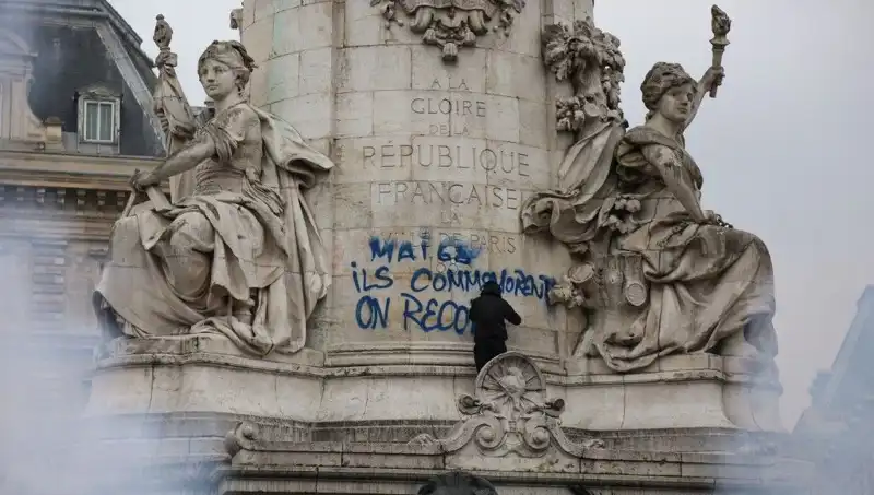 Paris Belediyesi Grafiticilere Karşı Savaş İlan Etti, Şehirde Görüntü Değişiyor!