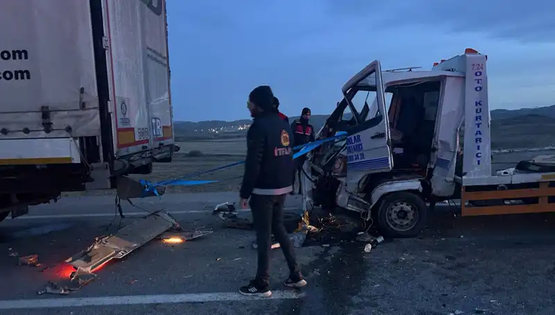 Çekici Kazaya Yardım İçin Duran Araçlara Çarptı: Biri Ağır, Üç Yaralı