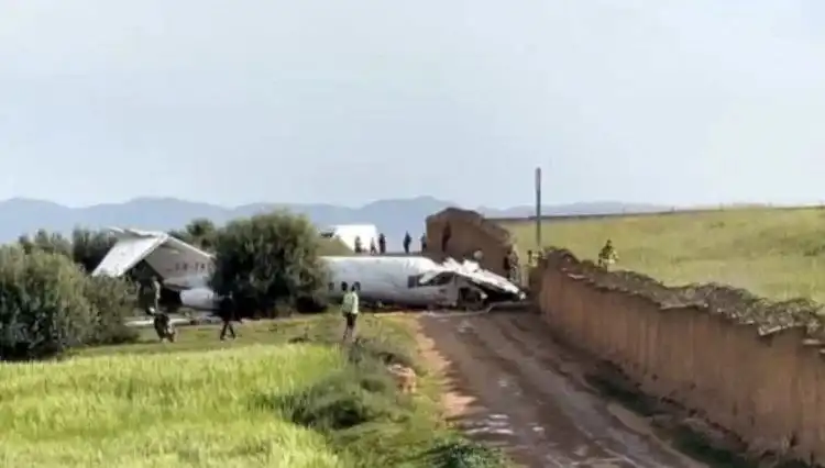 Pistten Çıkan Uçak, Duvara Çarpınca Olay Yaratıyor!