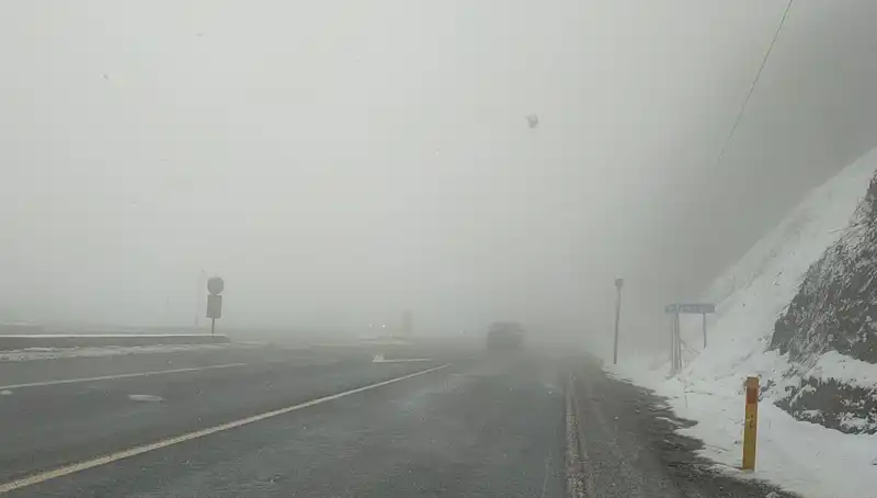 Bolu Dağı'nda Kar ve Sis, Ulaşımı Zora Soktu: Tatilci ve Sürücüler Dikkat!