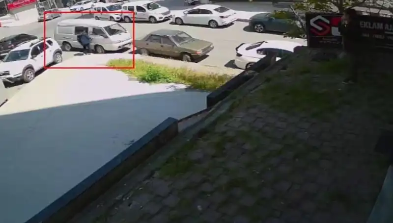 Aracını Çalmak İsteyen Hırsızı Suçüstü Yakalayan Cesur Adam