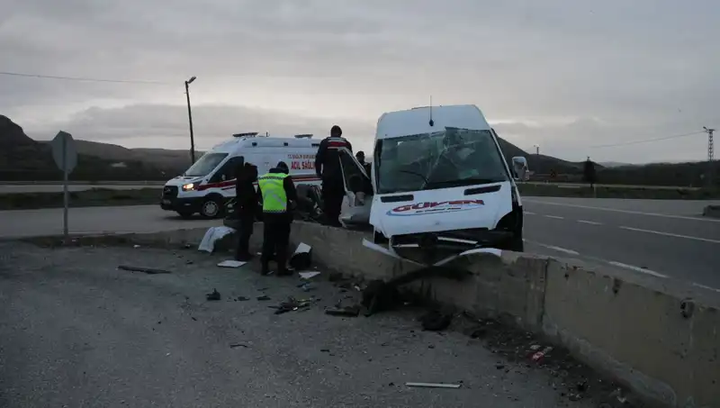 İşçi Servisi İstinat Duvarına Çarptı: Olayın Ayrıntıları ve İlk Gelişmeler